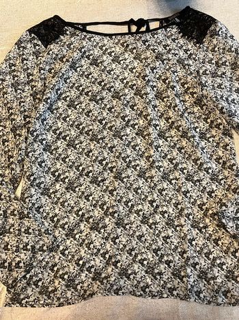 Blouse légère noire et blanche à fleurs – Bershka – taille S