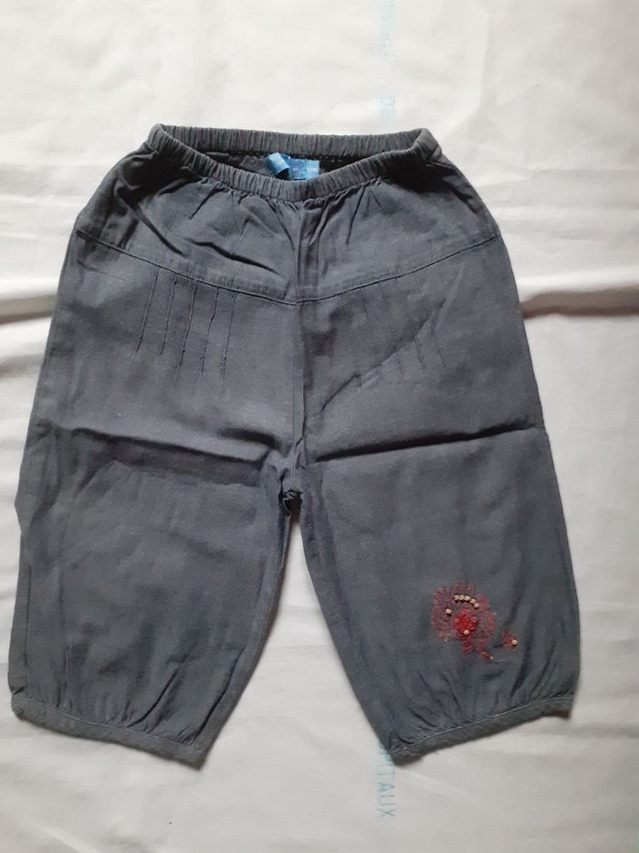 Pantalon gris motif rouge au bas du pantalon