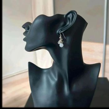 Boucle d'oreille à perle blanche