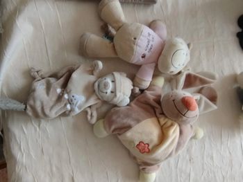 Lot de peluches un doudou une peluche et une peluche avec bille intérieur