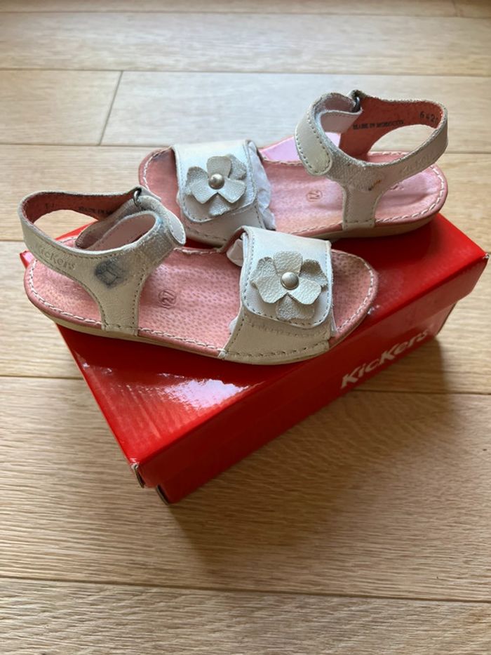 Vend sandales kickers blanc très bon état taille 27