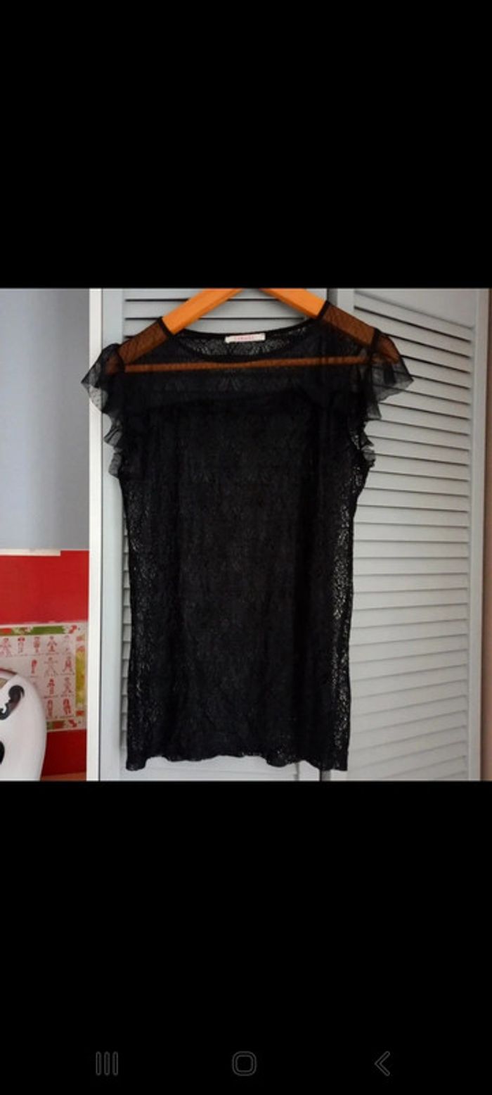 Haut noir en dentelle