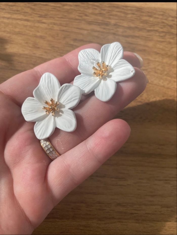 Boucles d’oreilles NEUVES pour femme, en forme de fleurs. - photo numéro 4