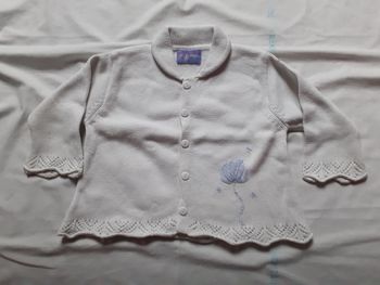 Veste blanche motif fleurs bleues