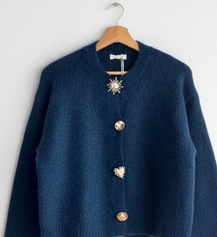 Gilet bleu marine avec bijoux boutons dorés