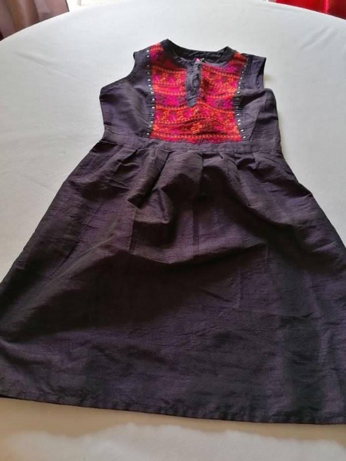 Très joli robe pour soirée ou autre tissu belle qualité