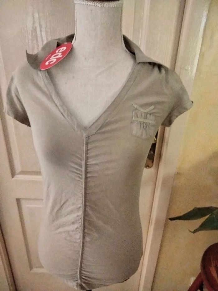 Haut neuf manches courtes cintré en L EDC by esprit