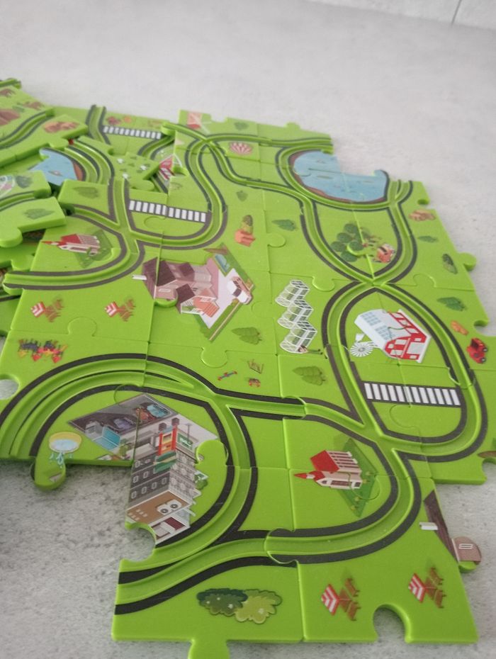 Circuit à monter avec 2 voitures - photo numéro 6