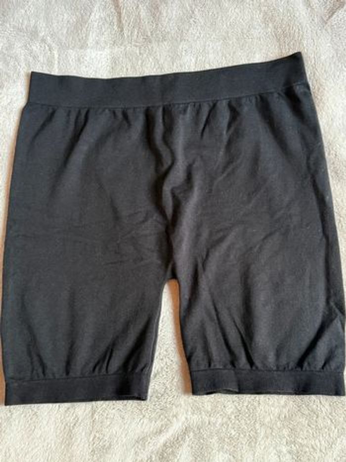 Short moulant taille L à mettre en dessous des robes