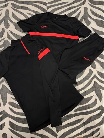 Ensemble Nike homme noir / rouge (t-shirt + haut + pantalon) – très bon état