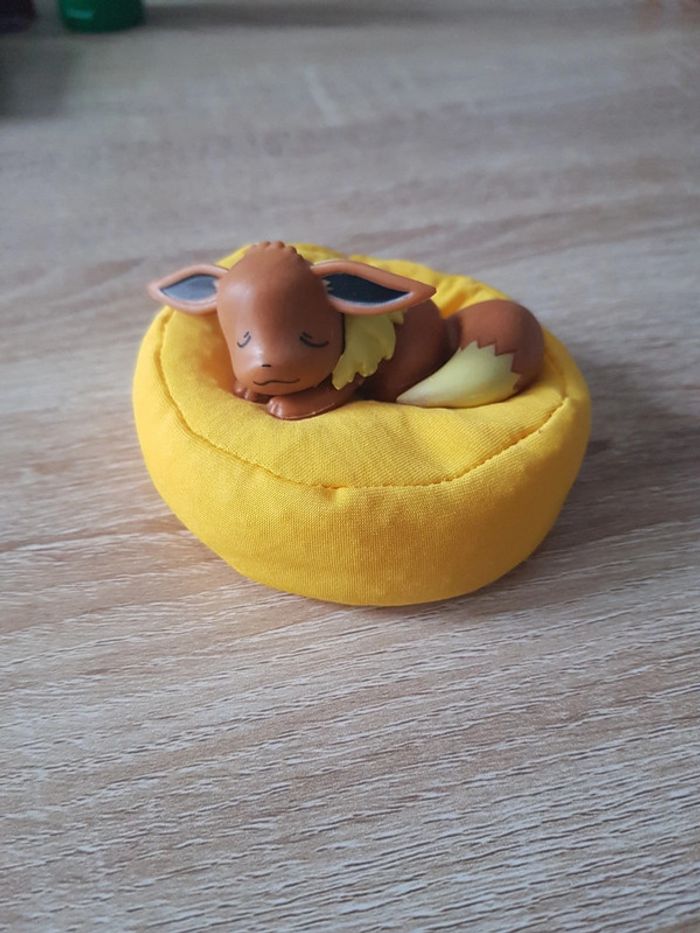 Figurine Pokémon Evoli de collection sur son coussin