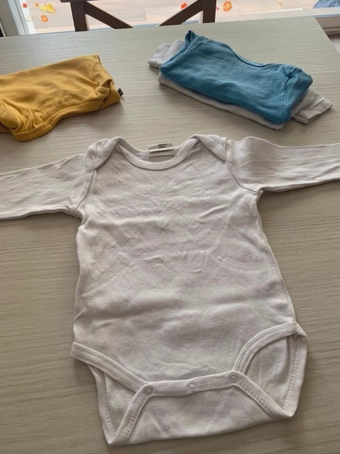 Lot de 4 bodys en 3 mois - photo numéro 4