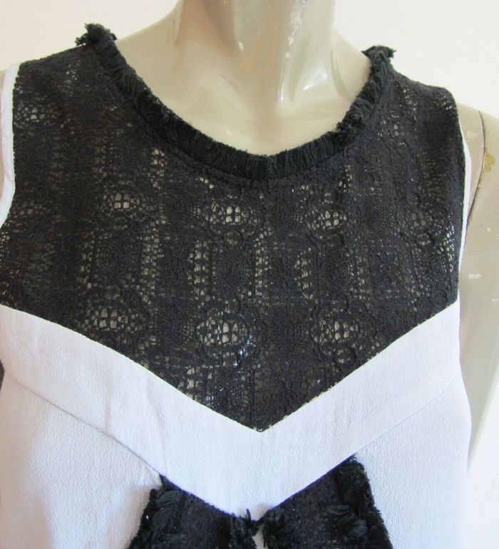 top tunique couleur gris avec dentelle noir marque pinko taille indiquée 36 peut aller a un 34 - photo numéro 2