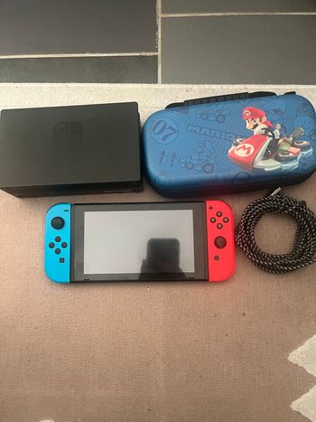Nintendo switch + dock + pochette mario + chargeur