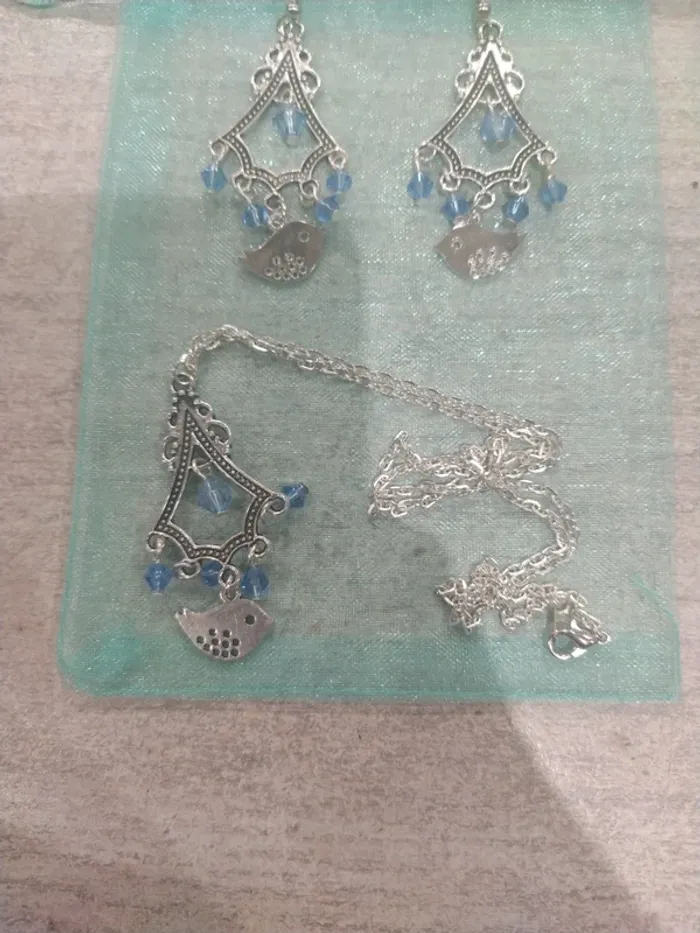 Boucle d'oreille et collier argenté et bleu - photo numéro 3