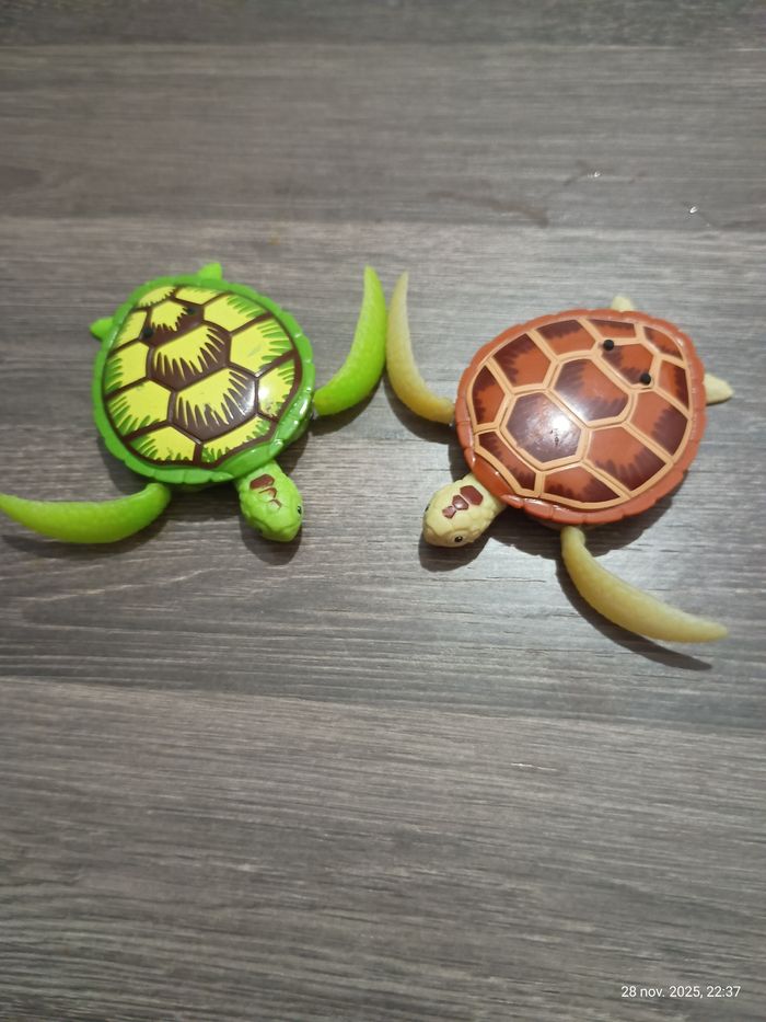 2 petites tortues mécanisées