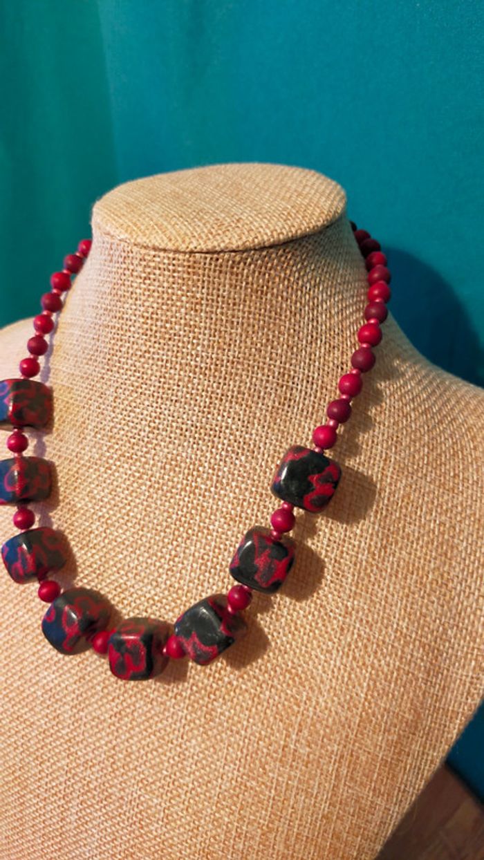 Collier vintage perles rouges & perles carrées noires à motifs rouges – Collection Terres d’Ailleurs - photo numéro 2