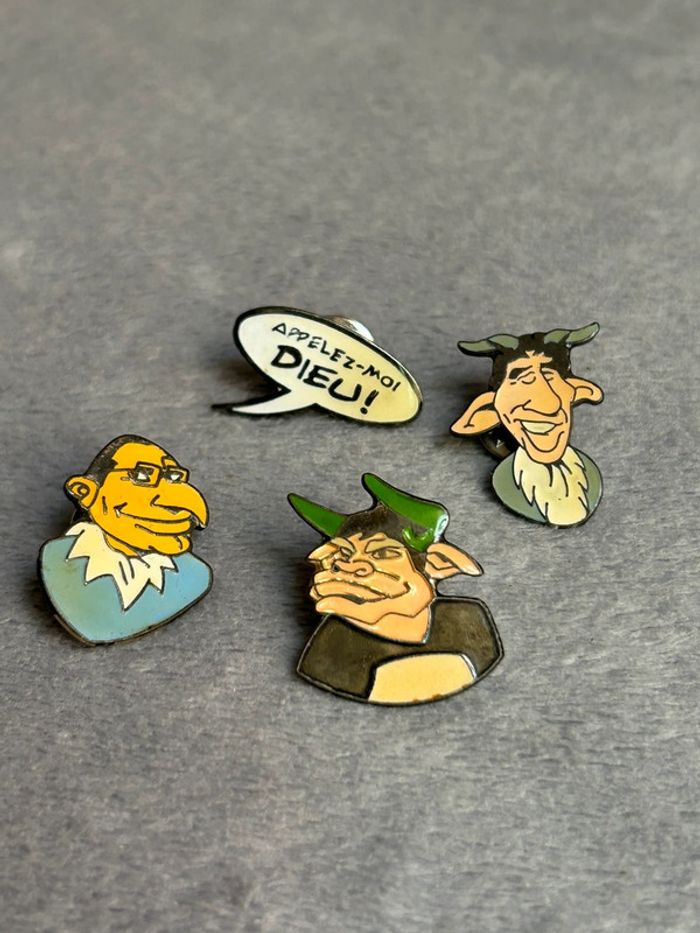 Lot de 4 ancien pin’s bébête show appelez moi dieu, Bernard tapis, jack Lang , Jacques Chirac