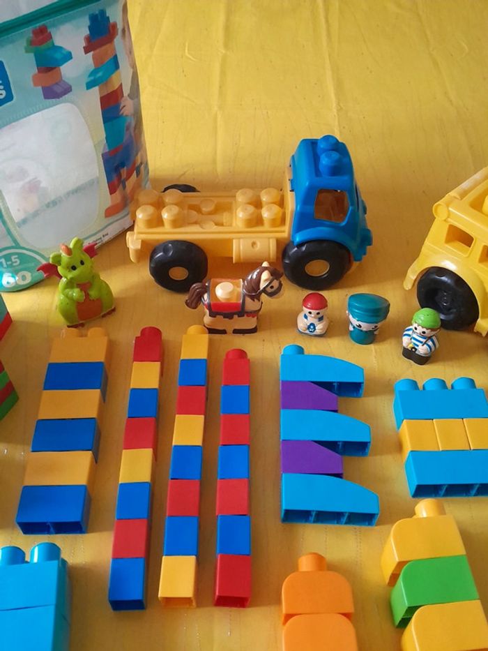 Lot de 68 Mega Bloks + 2 camions + 5 personnages - photo numéro 4