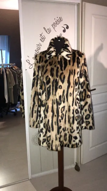 Manteau fausse fourrure AJ