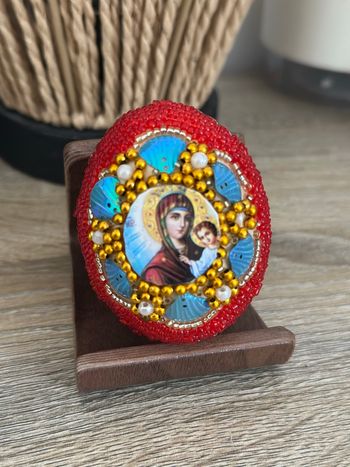 Oeufs recouvert de perles rouge
