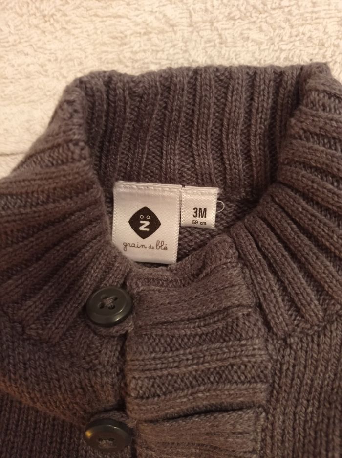 Pull pour petit garçon couleur gris trois petits boutons neuf sans étiquette jamais porté taille 3 mois marque grain de blé - photo numéro 4
