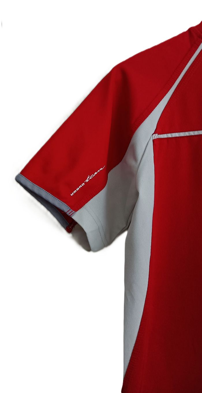 T shirt rouge et gris. Umbro. Taille 12 - 13 ans - photo numéro 5