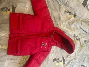 Manteau tape à l’œil rouge