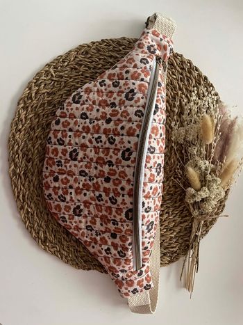 Sacoche banane fait main matelassée fleurie