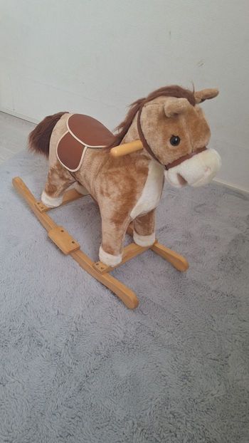 Cheval a bascule, peluches, trotteur 