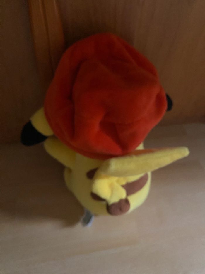 Peluche Pokemon pikachu avec casquette de Sacha - photo numéro 2