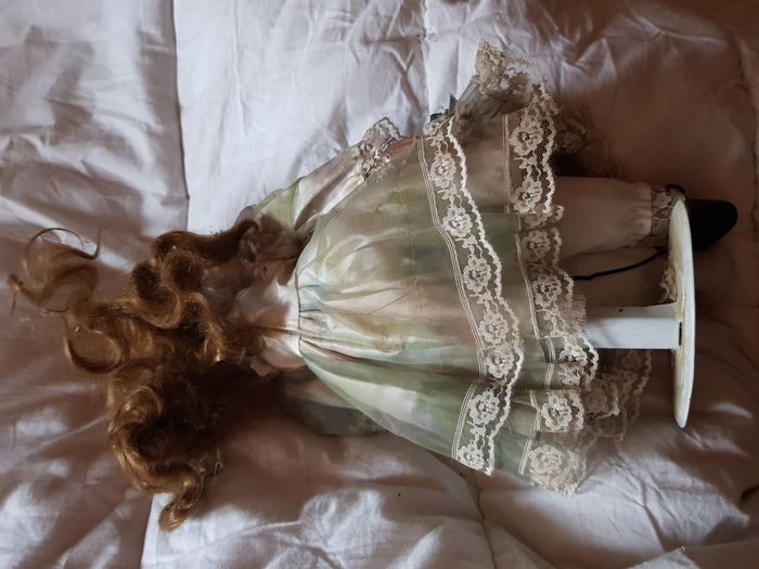 Poupée de collection en porcelaine - photo numéro 2