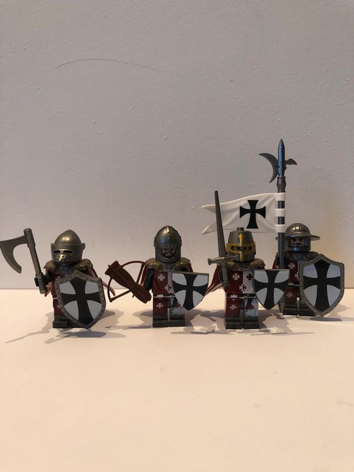 Figurine type lego 4 soldats templiers. Templiers