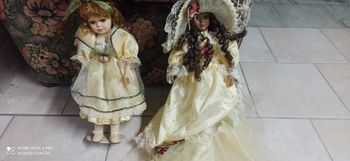 2 poupées de porcelaine