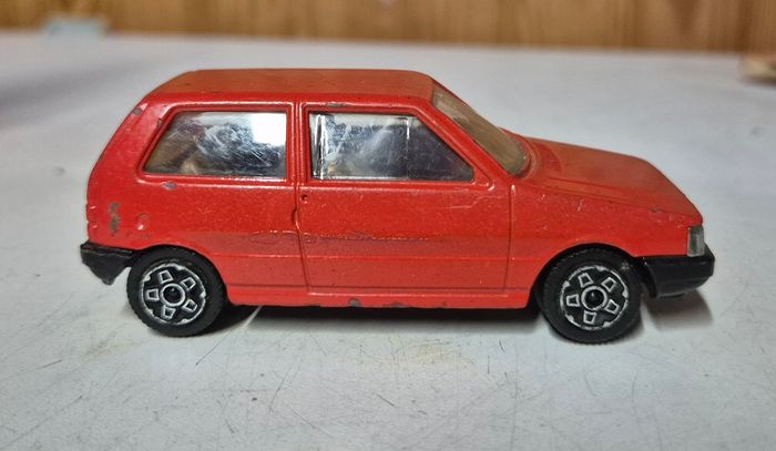 Voiture miniature bburago 4119 fiat uno rouge 1/43 - photo numéro 3