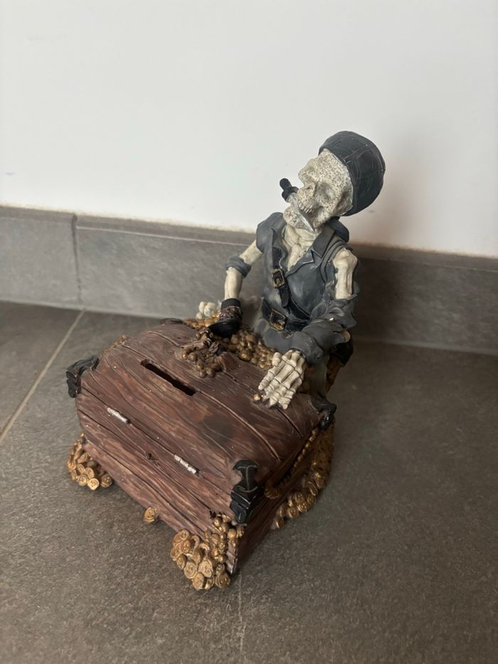 Tirelire sculpture squelette de pirate en résine peinte à la main - photo numéro 4