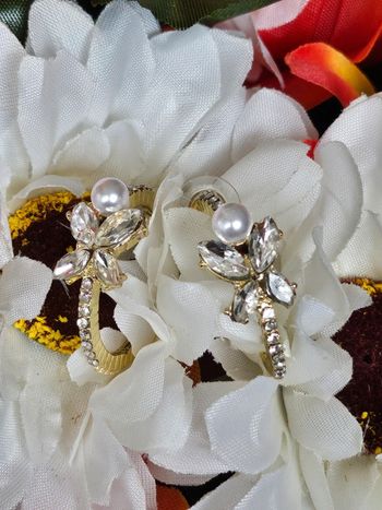 Boucles d oreilles avec zirconium, perles d eau douce et pierres topaz transparente