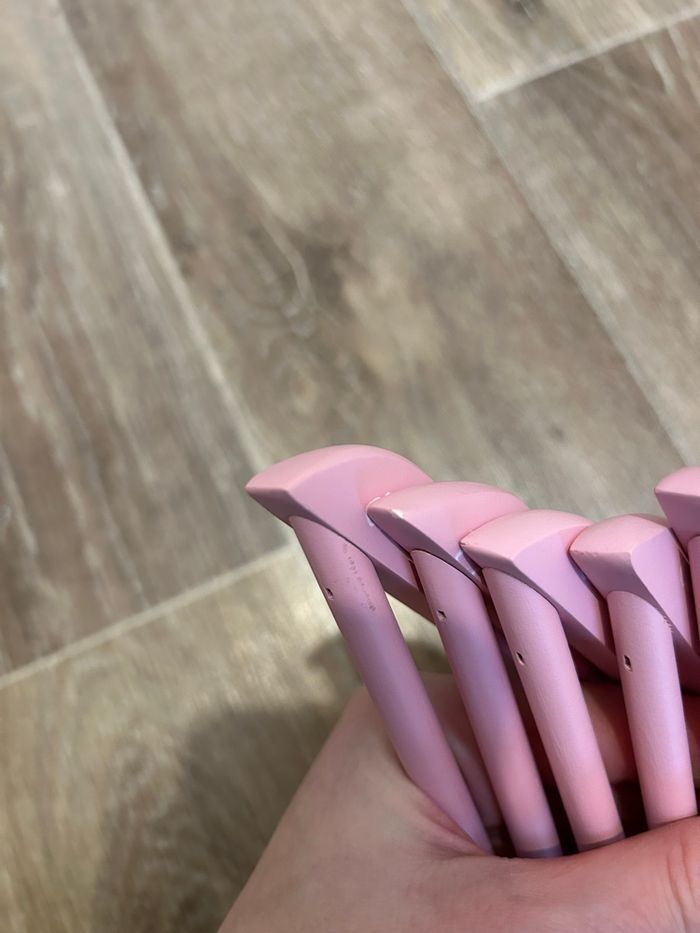 Lot 6 cintres enfant en bois rose - photo numéro 7