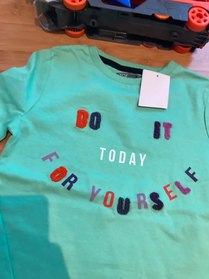 8 ans - Neuf - T-shirt manches longues couleurs menthe vif écriture do it today for yourself - photo numéro 2
