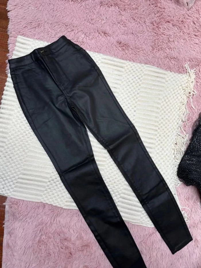 Pantalon femme en simili cuir