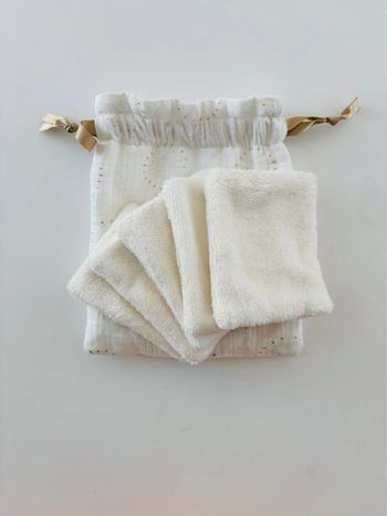 Sac de rangement et 5 lingettes démaquillantes réutilisable Dimension 9 x 11 cm