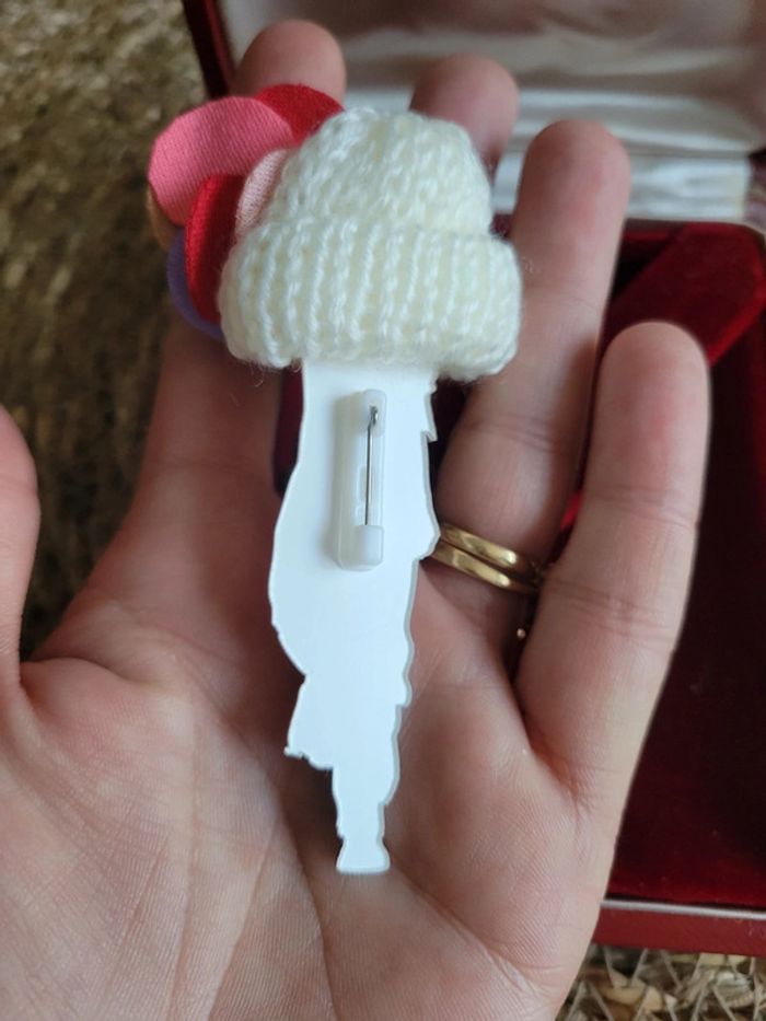 Broche dame a la mode et son bonnet à 🌸 - photo numéro 6
