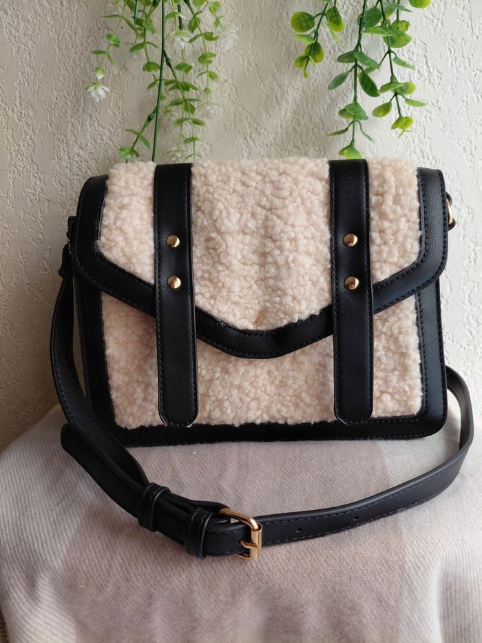 Sac bandoulière noir avec moumoute