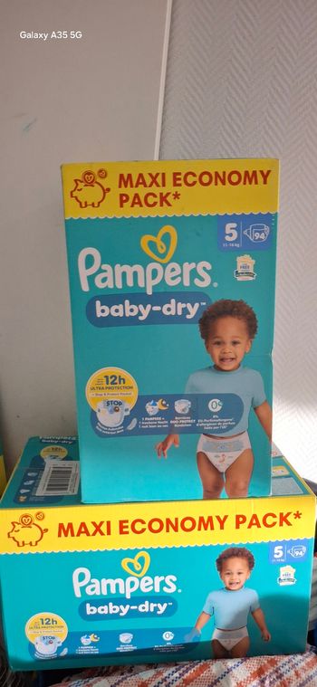 Lot de deux cartons couches pampers taille 5