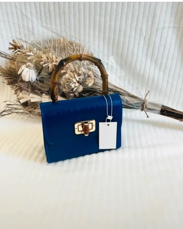 Sac à main bleu effet croco avec poignée en bambou