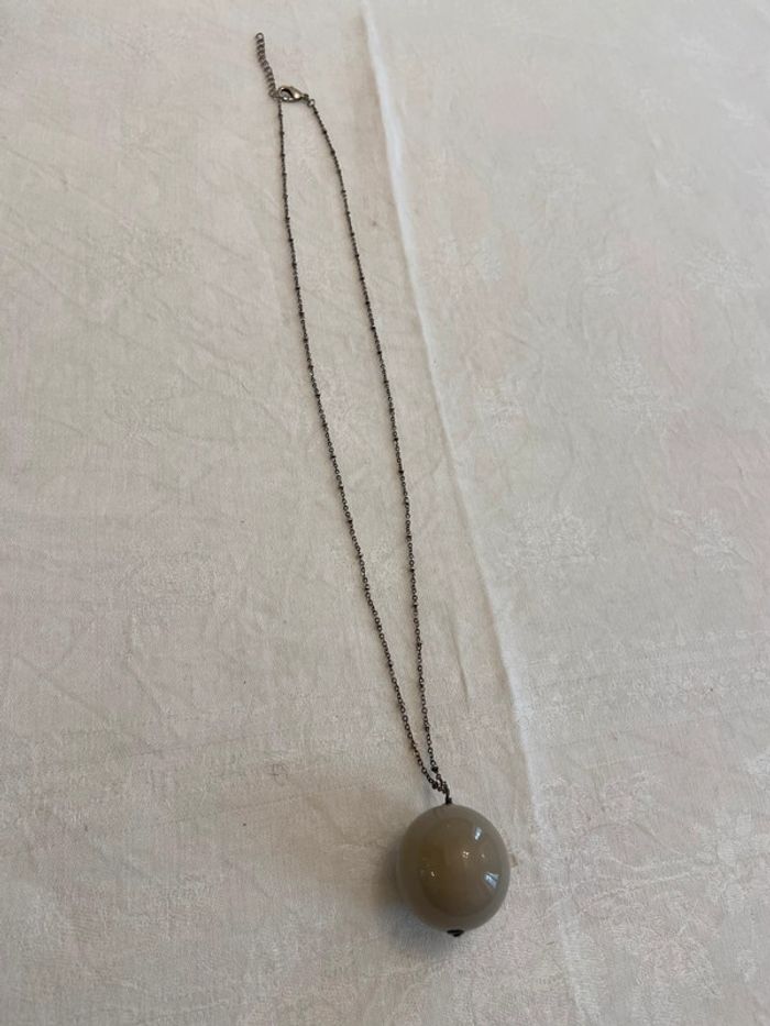 Sautoir argenté pendentif boule en résine beige Cyrillus - photo numéro 4