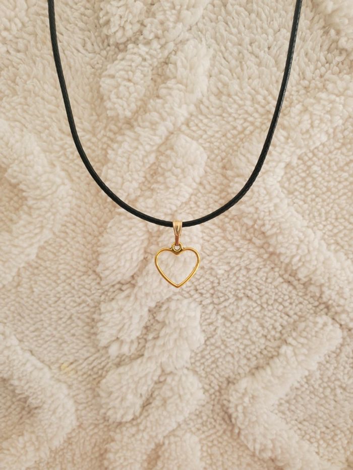 Collier avec un pendentif en forme de cœur doré