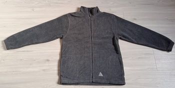 Très belle veste polaire zippée de couleur grise. Taille 12 -14 ans (taille grand)