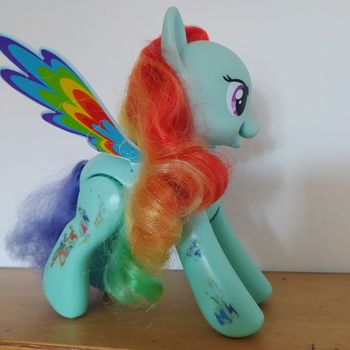 My little Pony - Rainbow Dash saute et vole 
