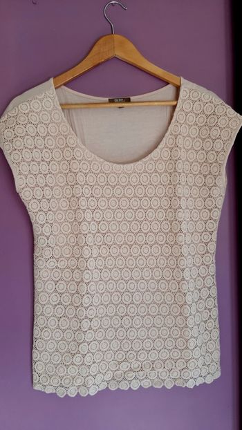 Tee-shirt rose poudré, motifs brodés